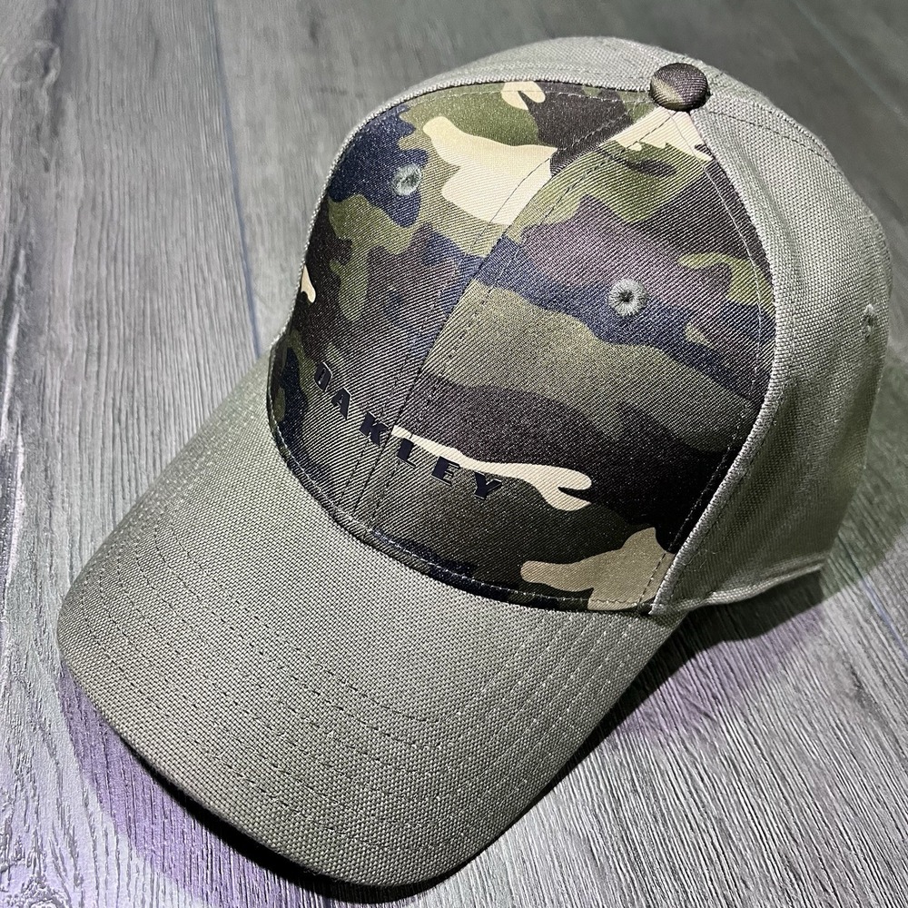 Oakley Custom Fit Golf Hat M / L 7 1/2‎ Olive Green Camo Stretch Cap Performance